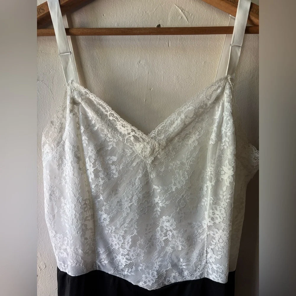 Vintage y2k black and white slip with lace details